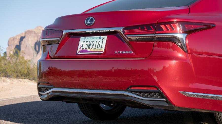 Детали экстерьера Lexus LS500h 2017 года  (NA) (фото 34 из 40)
